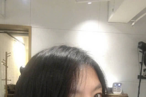 乘客乘主动扶梯骤然摔倒 告急合头，她摁下“急停键”